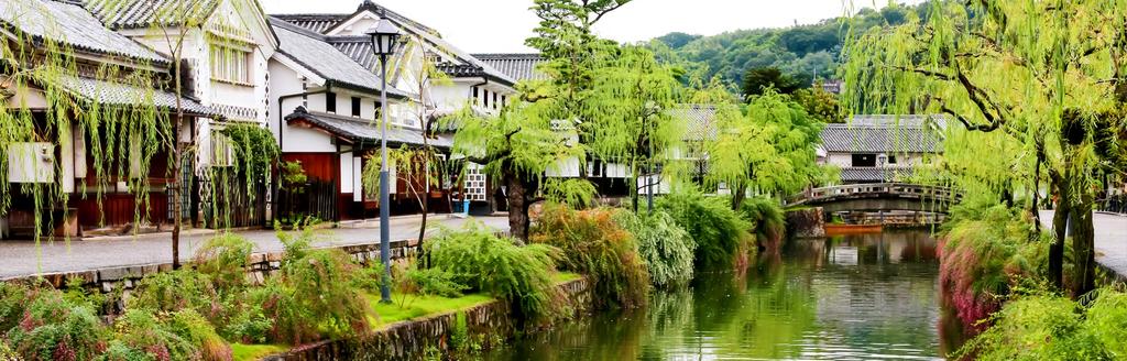 Vandaar gaan we tot aan het pad van de filosoof, waar we wandelen onder de kerselaars en waarlangs ook verschillende mooie tempels en tuinen liggen. In de late namiddag gaan we naar Fushimi Inari.