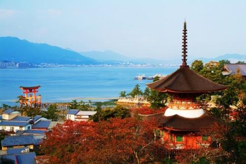 overzetboot nemen naar eiland Miyajima. Het is bekend voor de oesters die hier gekweekt worden, en uiteraard het mooie Itsukushima-schrijn.