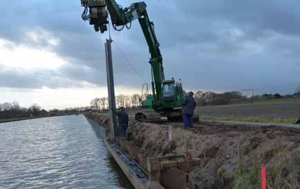 In de directiekeet van uitvoerder Rob Roggen hangt een aantal gedetailleerde kaarten van het kanaal, met daarop allerlei kleuren. Roggen vertelt dat die kleuren de diepte van het kanaal aangeven.