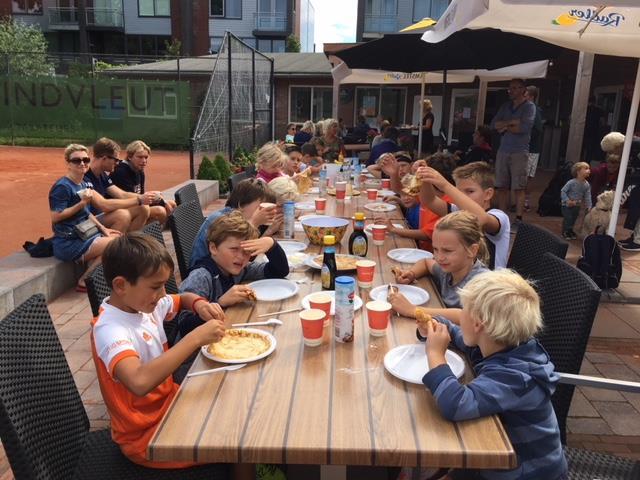 In de eerste week en de laatste week van de zomervakantie waren er weer jeugd zomerkampen bij LTC Bloemendaal. De organisatie is in handen van de tennisschool.