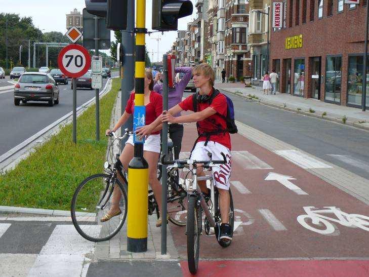 tegenliggend verkeer van voetgangers en fietsers