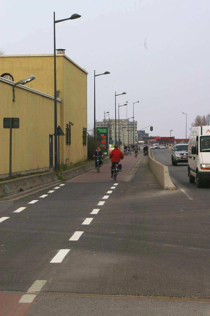 Vernieuwd: betonnen afscheiding tussen fietspad en rijweg Betonnen