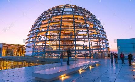 Wij gaan als groep gezamenlijk naar het Reichstag-gebouw. Om 8.45 uur moeten wij ons melden bij de ingang. Je moet dan je ID-kaart bij je hebben. Om 9.00 uur mogen wij naar binnen.