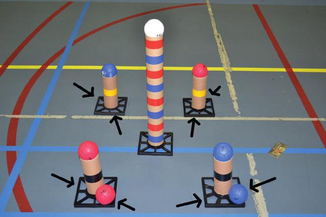 15 ers: 4 tot 6 spelers, rond de toren opstelling Plastieken roosters met kartonnen kokers op in verschillende hoogten Plaats de blauwe, rode en witte ballen er bovenop 1.