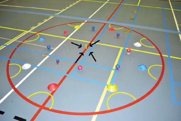 17 ers: 8 spelers nemen plaats tegenover de halve maantjes Teken een grote cirkel Plaats halve maantjes op de randen Leg er telkens een hoedje voor gevolgd door een potje met een bal op 1.