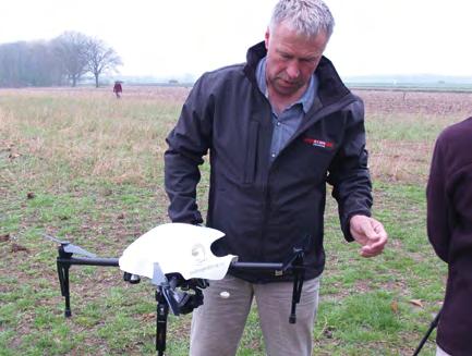 op eigen kracht, waarbij de kans bestaat dat er nesten worden gemist. Ook voorkomt de drone menselijke geursporen bij het nest, waardoor we de kans op predatie door de vos wat verkleinen.