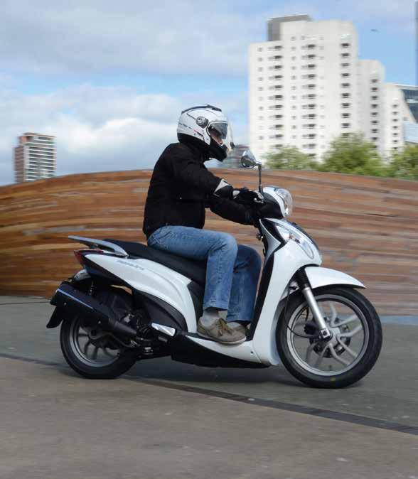 Hij combineert het gemak van een compacte scooter met de performance van een motorscooter.