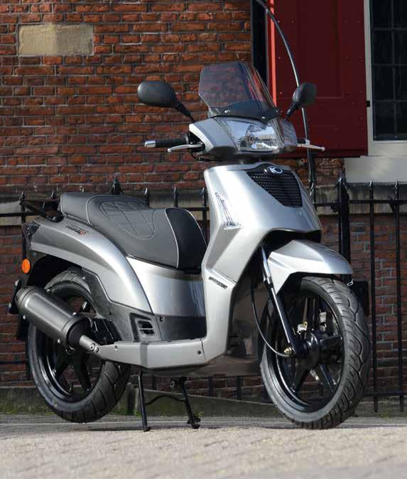 Deze scooter met 16 inch aluminium spaakwielen is