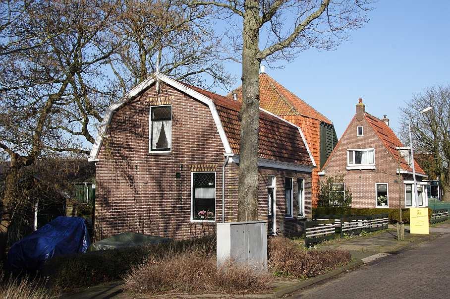 De boerderij J.J. Allanstraat 423 (rechts) en het naastgelegen woonhuis J.J. Allanstraat 421 (links) in 2014.