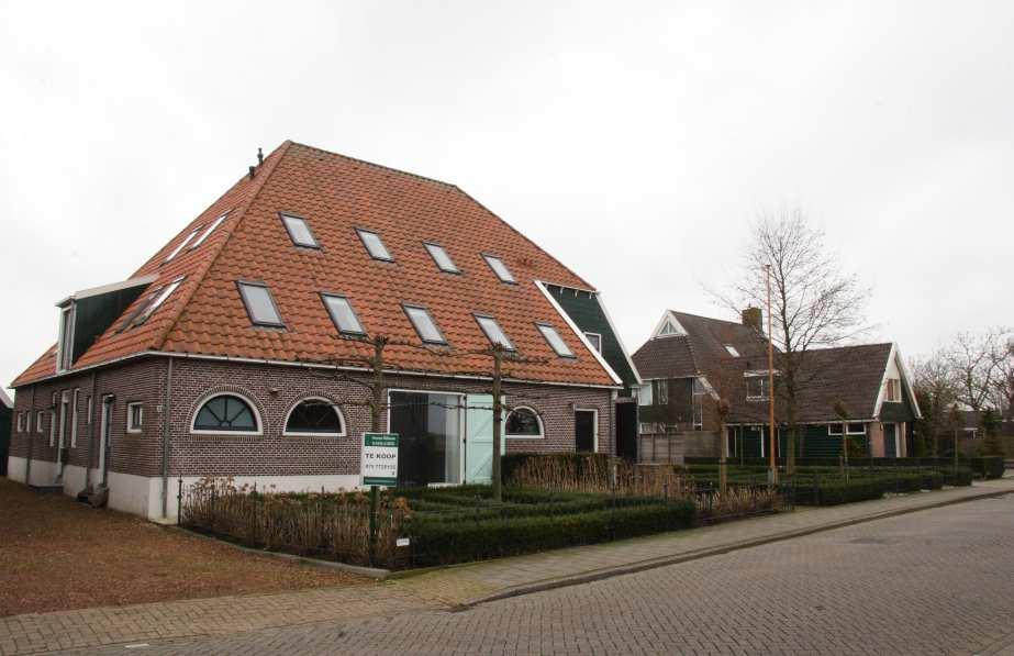 37701. Het dubbele woonhuis uit 2006 in 2013. Rechts de woning J.