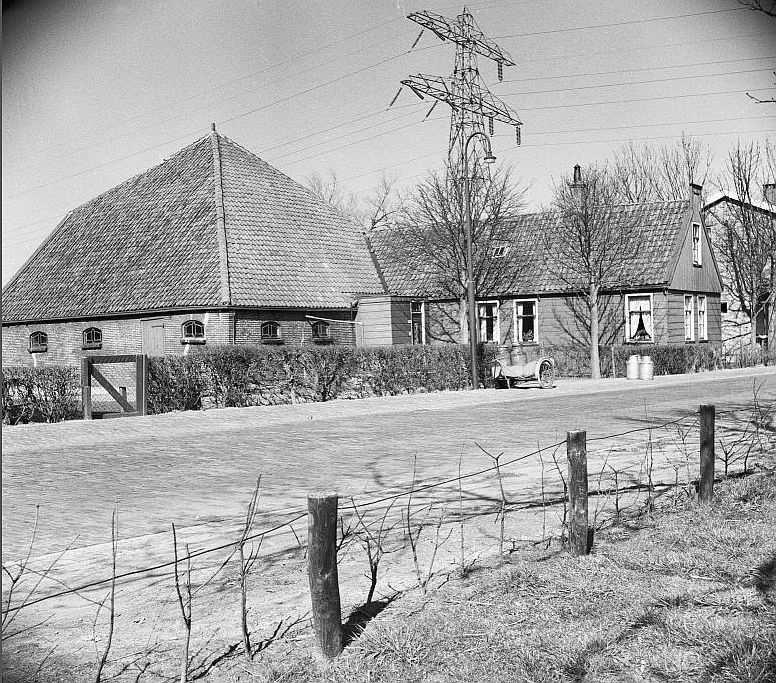 In 1930 overleed Klaas Groot. Hij werd 70 jaar. Vermoedelijk vanaf de jaren 40 verhuurde de weduwe Groot-Schipper haar huis J.