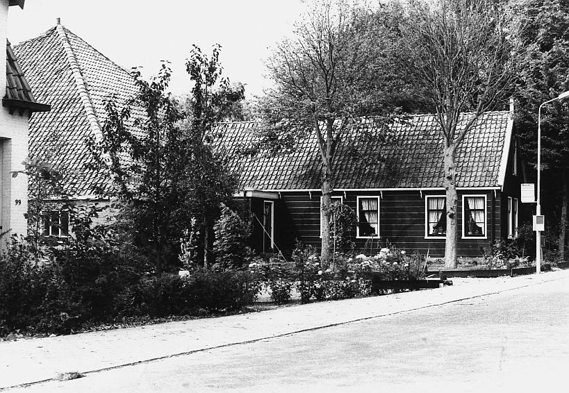 De boerderij J.J. Allanstraat 101 en links nog juist een stukje van J.