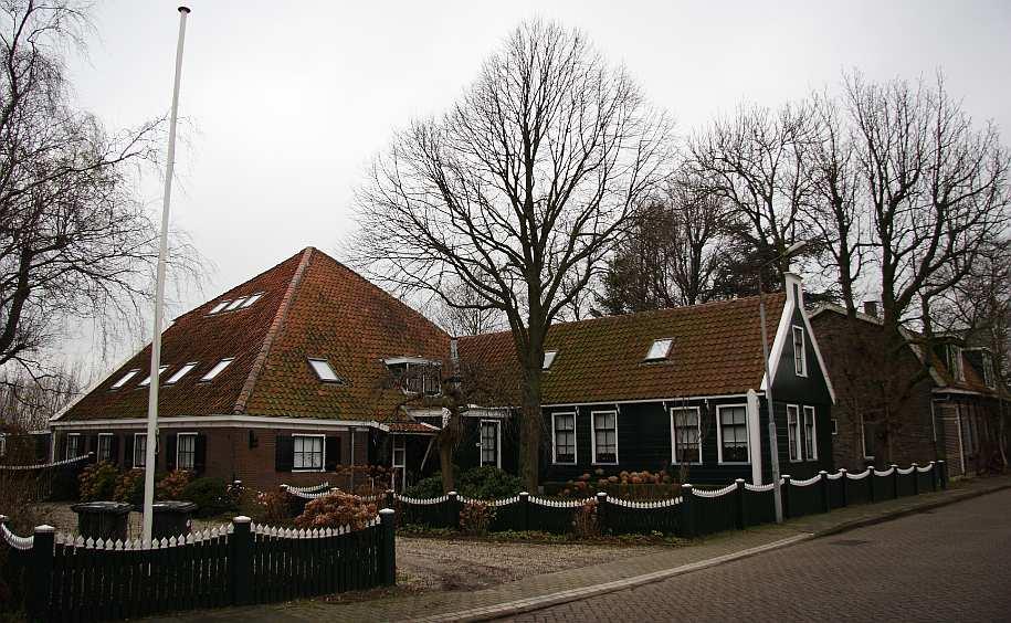 De boerderij J.J. Allanstraat 101 in 2013. De boerderij dateert van ruim voor 1827. De eerste stolp is in 1910 vernieuwd, sinds 1977 heeft deze de oorspronkelijke functie verloren.