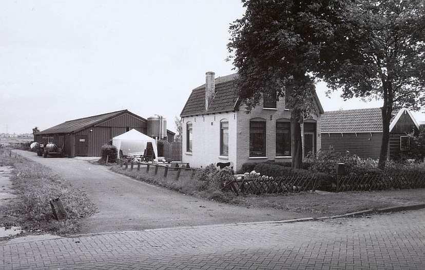 Zoon Hendrik Groot (1878-1950) trouwde datzelfde jaar met de Westzaanse Antje Sikkes (1880-1957) en zij gingen hier wonen. Zij hadden een dochter Maartje (1912-2005), getrouwd met Klaas Tentij.