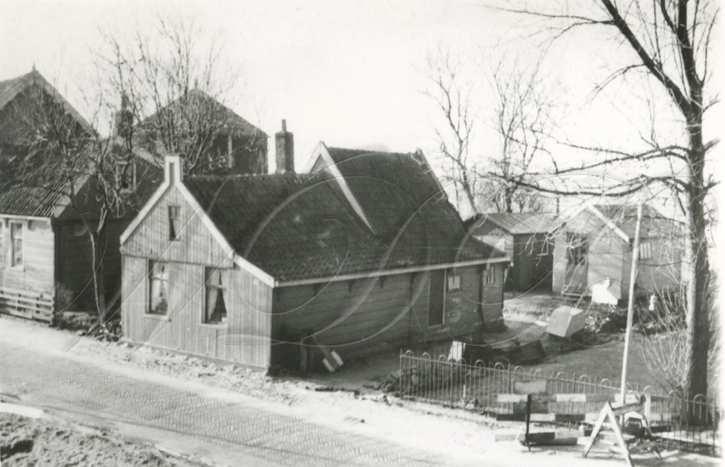 Links is de stal en hooiberg uit 1906 achter de boerderij J.