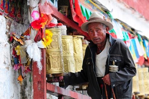 Dag 6: Lhasa (3600m) Vandaag breng je lopend een bezoek aan de Jokhang-tempel, de Barkhor-markt en het indrukwekkende Potala-paleis.