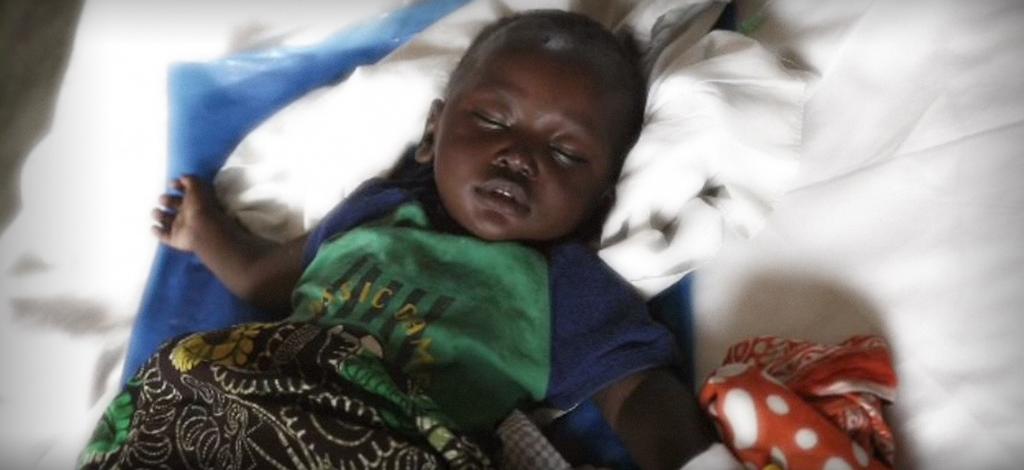 Zodra een kindje met cerebrale malaria in een kliniek terecht komt, is het vaak te laat om het verloop van de ziekte te keren.