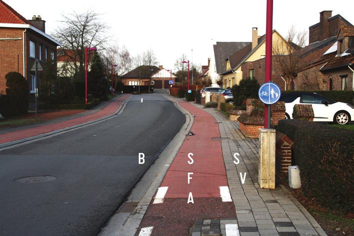 Foto met juiste codes Voetganger Fietser Bromfiets klasse A 4 Trottoir (rechts van de afscheiding).