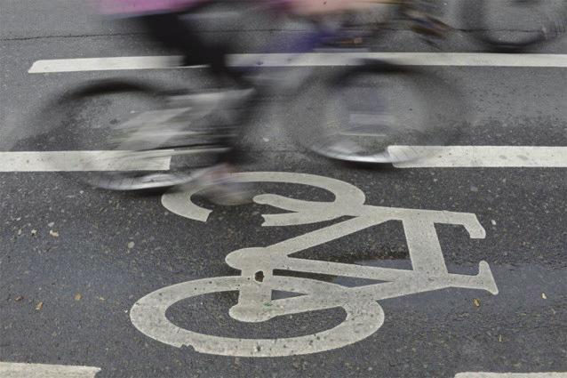 Bijlage 1 Verkeersexperts roepen fietsers op boetes te betwisten: Als het veiliger is, mag je de wet overtreden De wet overtreden om als fietser veiliger door het verkeer te rijden?