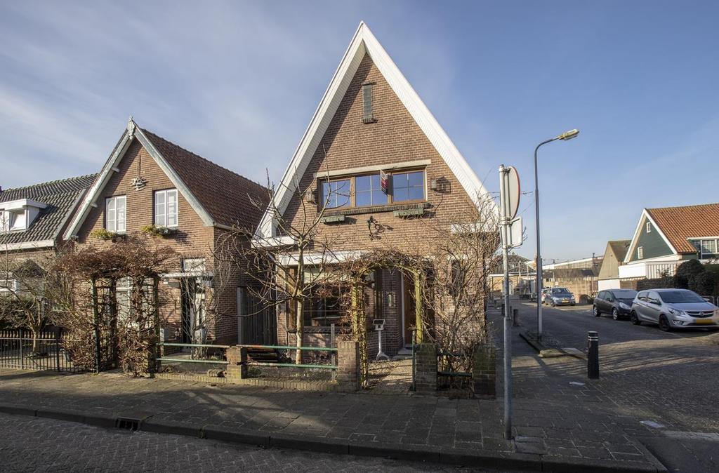 Vrijstaand wonen in Ridderkerk! Deze sfeervolle, vrijstaande woning is gelegen aan de rand van de wijk Bolnes op steenworp afstand van Rotterdam.