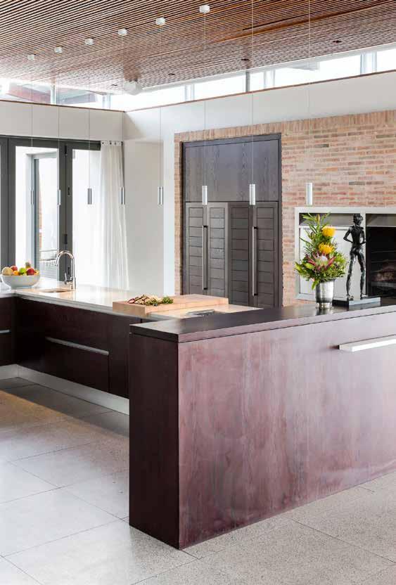 Een kijkje in de strakke en functionele keuken, speciaal ontworpen voor de villa door Fluid Architecture.