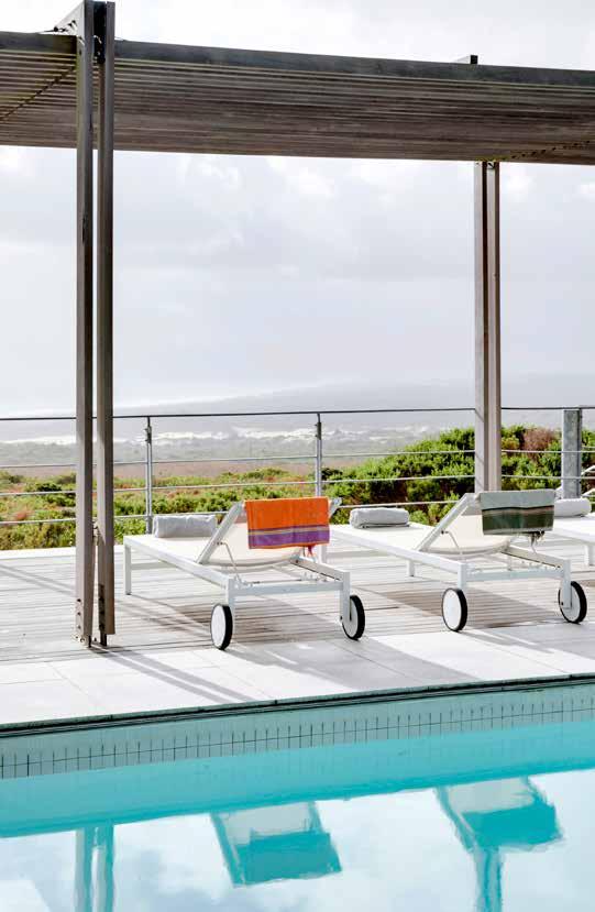 Bij het zwembad staan ligstoelen van MBM Garden Furniture en zitmeubels van Dedon. De kussens komen uit de boetiek van Grootbos.