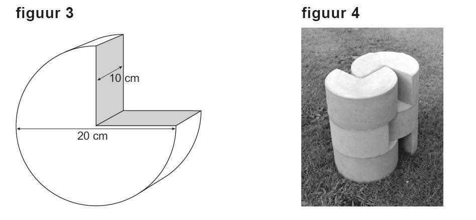 Bereken hoeveel cm² de oppervlakte van de twee grijze vlakken uit figuur 2 samen is. Schrijf je berekening op. (2pt) 13. Teken het vooraanzicht van het kunstwerk van figuur 1 op schaal 1:10.