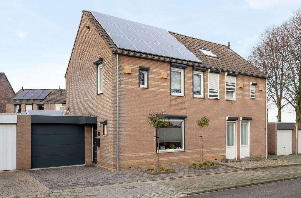 Heiveldstraat 4 6466 AK Kerkrade Inleiding In de wijk Kaalheide kunnen wij deze instapklare perfect afgewerkte halfvrijstaande woning aanbieden met