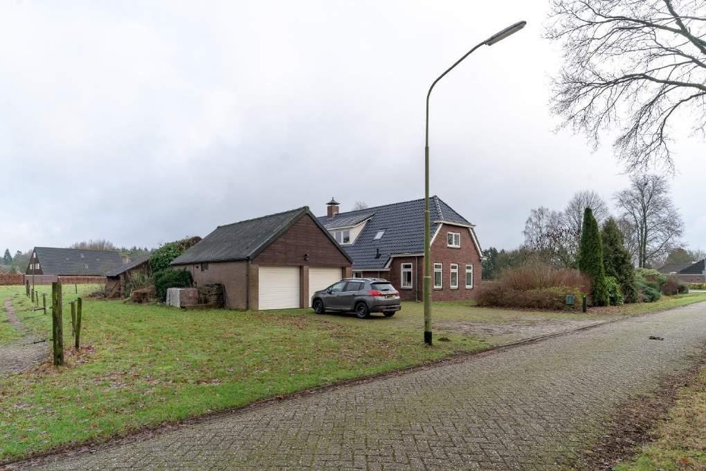 DROUWEN MARELWEG 1 Op het zand wonen in een zo goed als nieuw VRIJSTAAND LANDHUIS met vrijstaande dubbele garage, schuur, tuin en bijbehorende grond. Prachtige ligging op de Hondsrug nabij Borger.