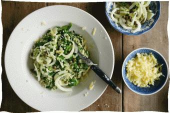 Hoofdgerecht Risotto met broccoli, Nieuw-Zeelandse spinazie en venkelslaatje In de Krat Broccoli (g) Risottorijst (g) Nieuw-Zeelandse spinazie (g) Oude kaas (g) Tijm (tl) Venkel (stuk(s)) Citroensap