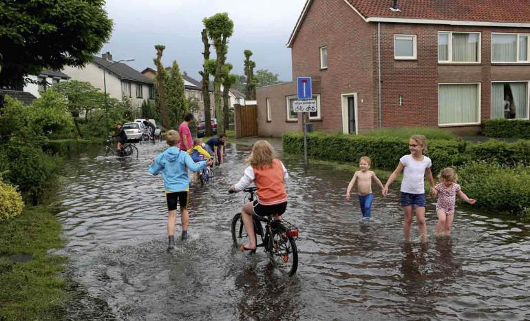 9 In Nederland overstromen er wel eens straten na een stevige regenbui. De stad Venetië wordt ieder jaar wel een keer overstroomt.