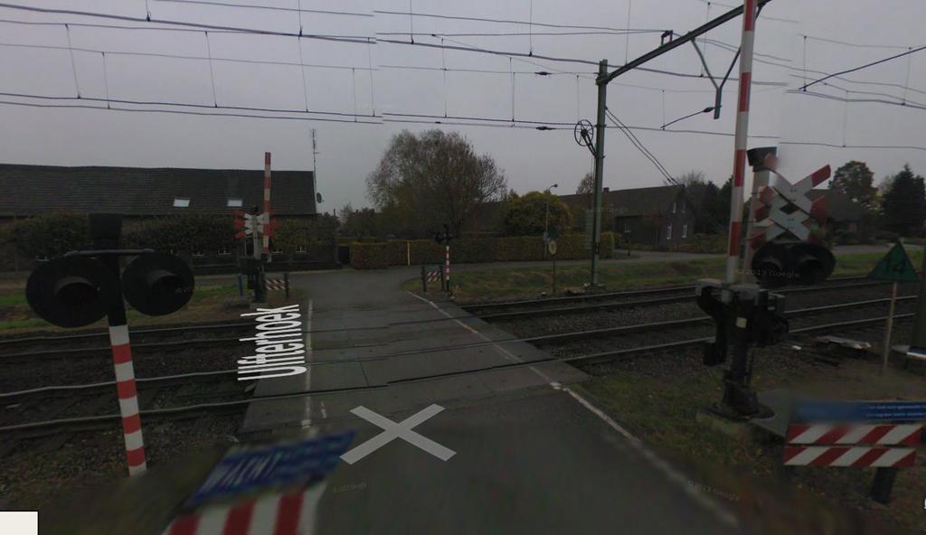 Figuur 2-3: Twee sporen op de overweg Ulterhoek Treinfrequentie Uit de ProRail gegevens dienstregeling 2014 blijkt dat er 12 treinen per uur passeren op het traject Eindhoven Blerick.