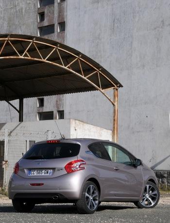 Dat de Peugeot 208 een auto van deze tijd is, bewijzen de vele aansluitingen in de middentunnel. Standaard is de 208 voorzien van twee (!) USB-aansluitingen, een AUX-ingang én een 12 volt stopcontact.