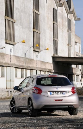 Viercilinder Zo is ook gereden met de traditionele 1.6 liter viercilinder benzinemotor. Deze toont minder karakter dan de driecilinder en doet z'n werk vrijwel onmerkbaar. De "1.