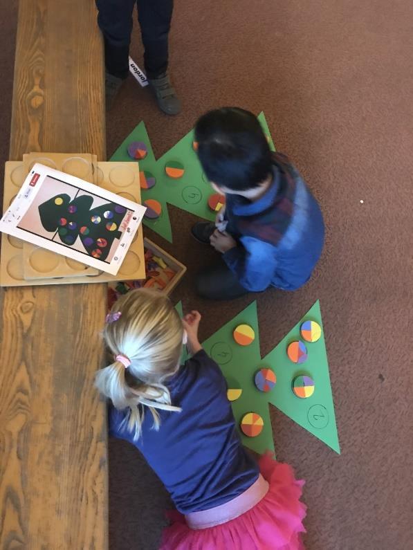 Inmiddels is ook het zand ververst en kunnen de kinderen weer gebruik maken van de zandbak. Daarnaast hebben we druk aan kerst gewerkt in de klas.