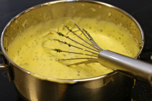 Béarnaise saus Benodigdheden voor de gastrique: 100 g sjalot 1 bot dragon 4 peterseliestengels 2 takjes tijm 2 laurierblaadjes 1 dl witte wijn 1 dl dragonazijn peperkorrels p&z Bereiding van de