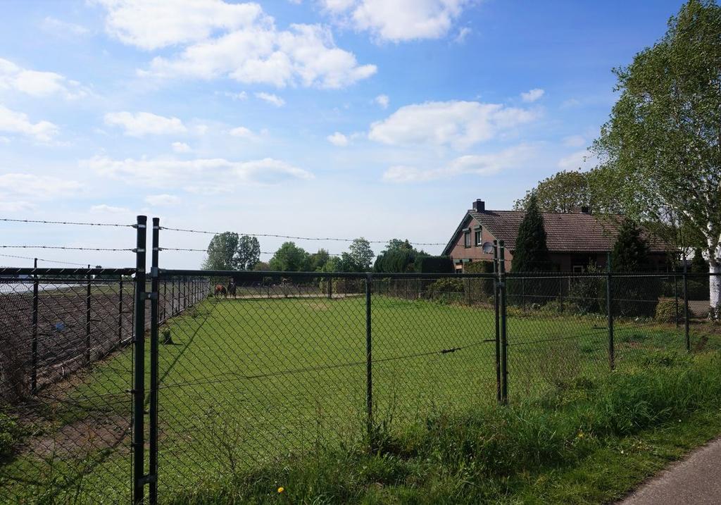 ALGEMEEN Op royaal perceel 2840m2 gelegen goed onderhouden semi-bungalow v.