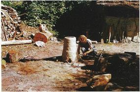 Het stoken van de smeedijzeroven: een impressie In 1999 werd in opdracht van het Limburgs Museum in Venlo onder leiding van smid Thijs van de Manakker een