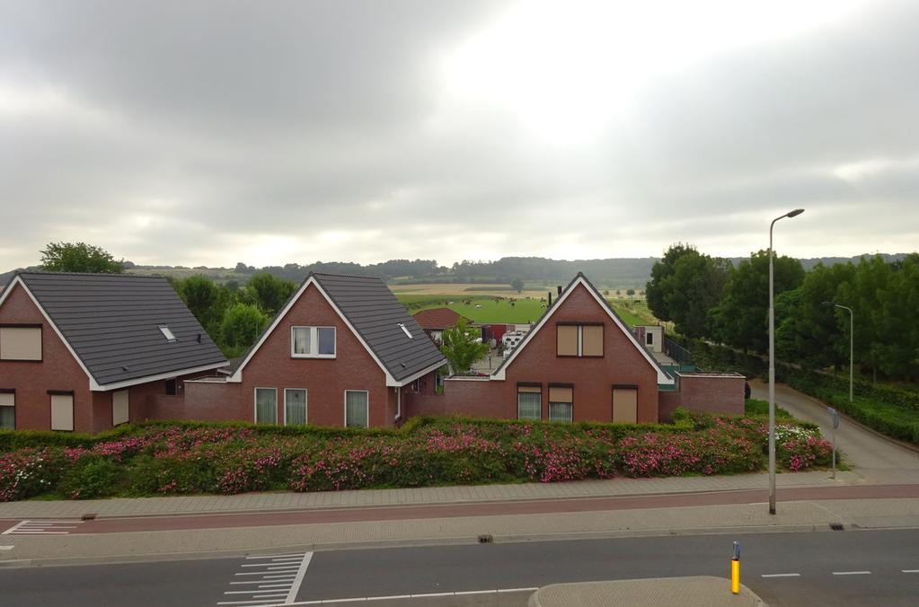 Ligging en indeling Tweede verdieping Middels vaste trap te bereiken tweede verdieping. Overloop voorzien van laminaatvloer, tweede toiletruimte en drie kamers: Kamer 3 en 4 (beide ca.