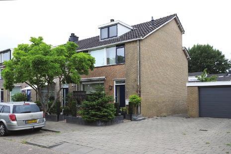 Papendrecht H.A. Lorentzstraat 11 Vraagprijs e 235.000,-- k.k. Rustig gelegen eengezinshoekwoning met dakopbouw, dakkapel en 5 slaapkamers.