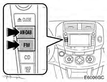AUDIOSYSTEEM (g) AUX -aansluiting Door een externe geluidsdrager op de AUX--aansluiting aan te sluiten, kan naar het geluid van deze drager geluisterd worden via het audiosysteem van de auto.