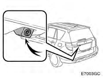 REAR VIEW MONITOR -SYSTEEM Camera van het Rear View Monitor - systeem Het gedeelte dat wordt weergegeven kan variëren op basis van de rijrichting van de auto en de wegcondities.