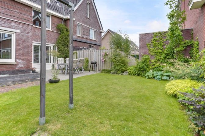 Tuin & garage De zonnige achtertuin is gelegen op het zuidwesten en voorzien