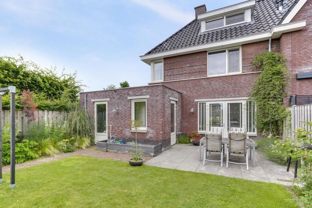 Je hebt in deze tuin geen directe inkijk van achterburen en je geniet hier