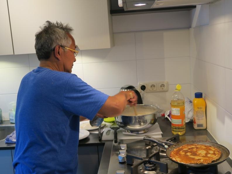 Hij bakte gewone, maar ook met spek en met appel en kaas. Het was smullen!