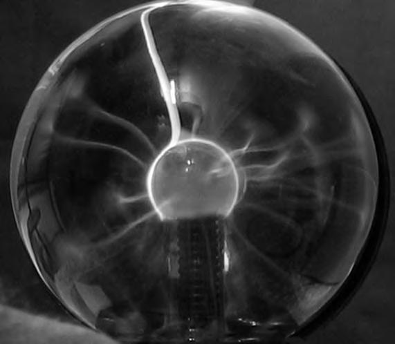 Opgave 5 Plasmalamp Hans heeft een plasmalamp. Deze bestaat uit een bolvormige metalen elektrode in een glazen bol. Zie figuur. figuur De bol is gevuld met edelgas.