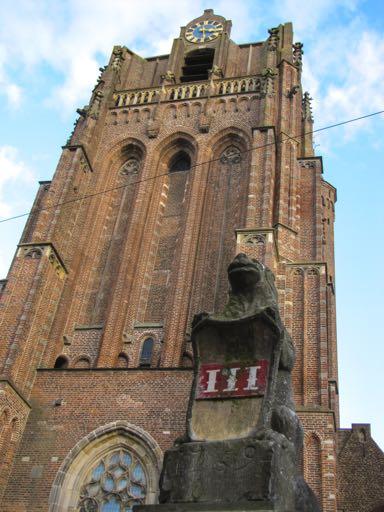 02 GROTE KERK OF JOHANNES DE DOPERKERK De Grote Kerk of Johannes de Doperkerk is gebouwd in circa 1300. Bisschop David van Bourgondië van Utrecht begon in 1486 met de bouw van de huidige toren.