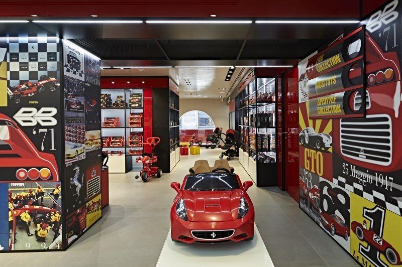 Ferrari Je kunt natuurlijk de fabriek van Ferrari in Maranello bezoeken, maar voor een snelle pitstop kun je gerust in Milaan blijven.