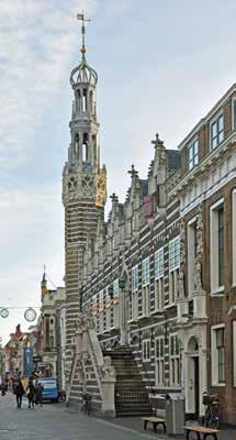 c. Rijkdom en Geluk R d. Tijd en Waarheid N Enkele meters verderop, op Langestraat 97, bevindt zich het monumentale gotische stadhuis van Alkmaar. 6.