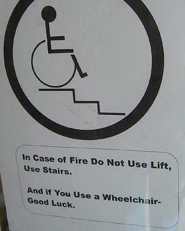 aangegeven of de uitgang rolstoeltoegankelijk is.